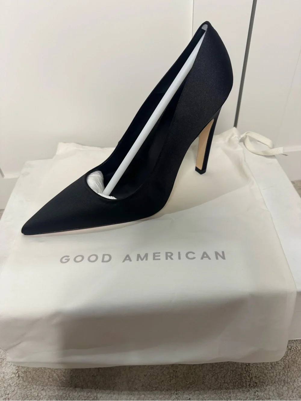 Good American | “The Icon” Pump in Satin Black